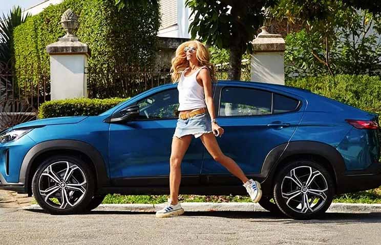 Em janeiro de 2025, Adriana Galisteu estrelou campanha digital da Fiat do primeiro modelo híbrido da montadora no Brasil. A peça explora o vínculo afetivo da apresentadora com a marca. Há mais de 30 anos, ela ganhou de Ayrton Senna seu primeiro carro, um Fiat Uno.
