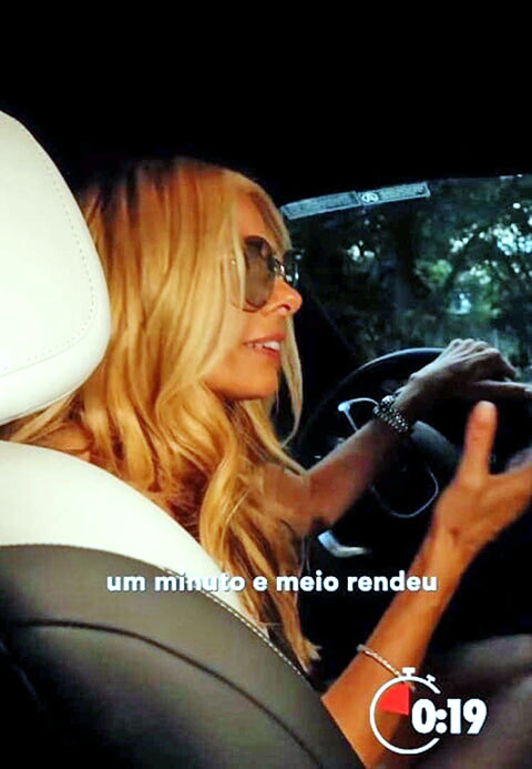 “Tá com tempo? Porque eu só tenho um minuto e meio”, diz Galisteu na campanha, antes de elencar as qualidades e vantagens do carro da Fiat. Durante a peça, um cronômetro registra o tempo no canto da tela.
