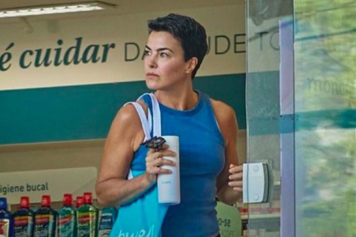 Ana Paula Arósio faz propaganda de farmácia