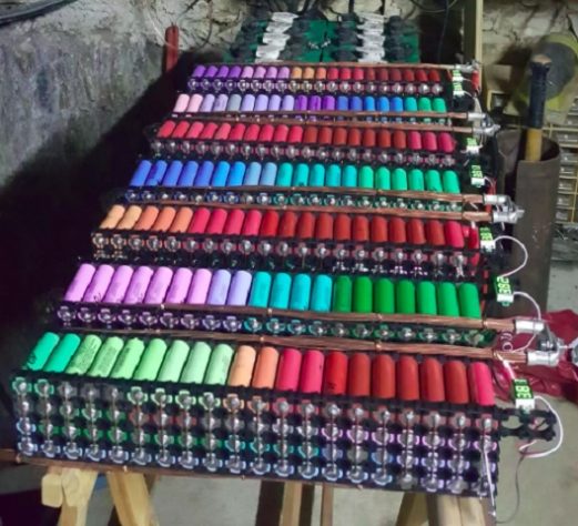 Homem abastece a casa com baterias de notebook há quase 10 anos