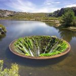 Buraco em lago de Portugal intriga turistas
