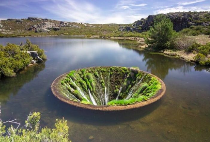 Buraco em lago de Portugal intriga turistas