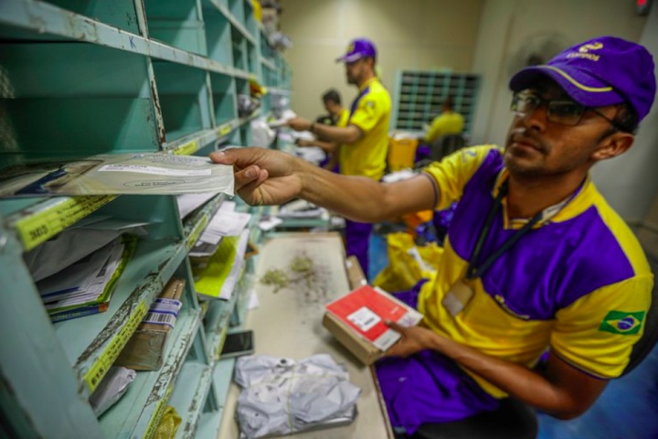 <p>A empresa passou a buscar aportes e empréstimos junto a bancos com garantia da União para restaurar o equilíbrio financeiro — incluindo um grande financiamento de R$ 12 bilhões contratado no fim de 2025.</p>
