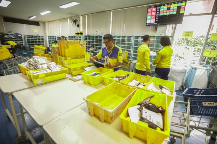 <p>Esse feito reforçou sua importância social e econômica, especialmente em áreas remotas onde operadores privados nem sempre conseguem atuar de forma ampla.</p>
