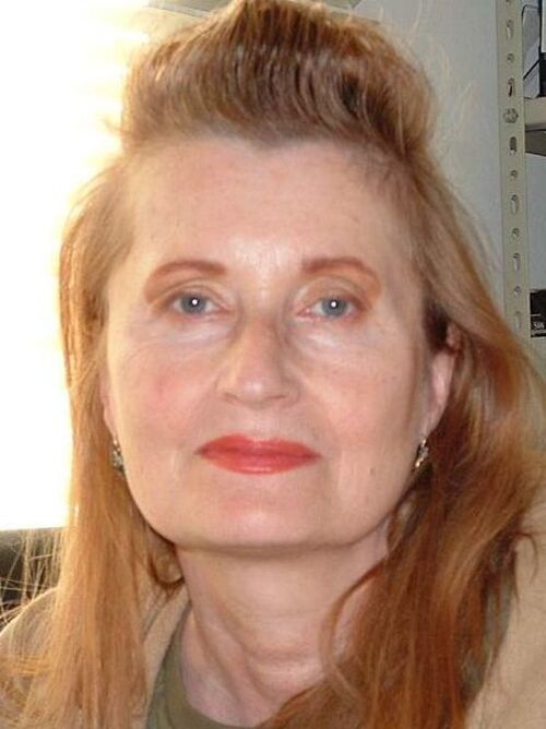 2004 - A austríaca Elfriede Jelinek recebeu o Nobel por sua escrita musical e crítica. Em livros como A Pianista, aborda opressão feminina, moralidade e violência, com linguagem densa e sarcástica, desafiando estruturas sociais e culturais.