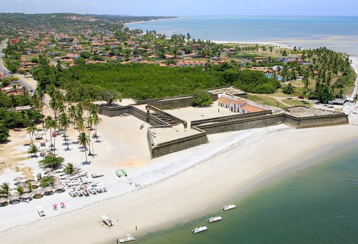Separada do continente pelo Canal de Santa Cruz, a ilha abriga o Forte Orange (foto), construído pelos holandeses no século 17, e a Vila Velha, núcleo histórico com casarios coloniais. -Wikimedia Commons/Hans von Manteuffel