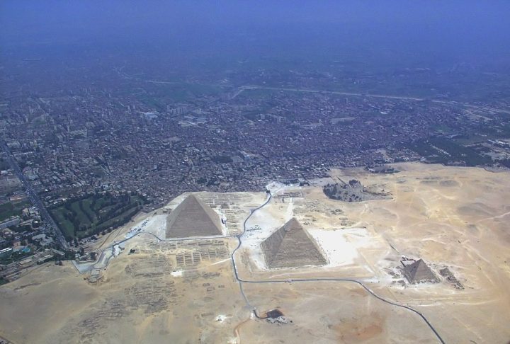 As mais famosas estÃ£o localizadas na necrÃ³pole de GizÃ©, prÃ³ximo ao Cairo, e incluem as pirÃ¢mides de QuÃ©ops, QuÃ©fren e Miquerinos.