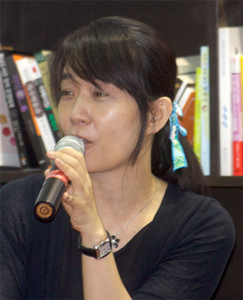 2024 - A sul-coreana Han Kang foi laureada por sua prosa poética que confronta traumas históricos e revela a fragilidade humana. Em obras como A Vegetariana e Atos Humanos, explora violência, memória e identidade com sensibilidade e intensidade únicas.