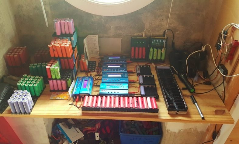 Homem abastece a casa com baterias de notebook há quase 10 anos