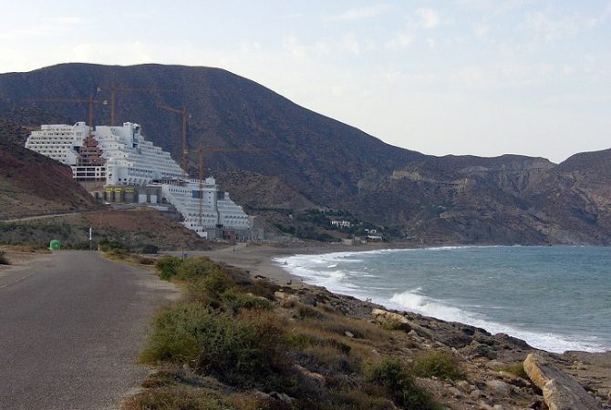 Hotel construído há duas décadas em praia da Espanha nunca foi utilizado