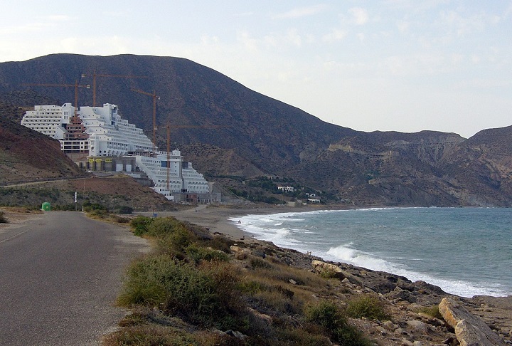Hotel construído há duas décadas em praia da Espanha nunca foi utilizado