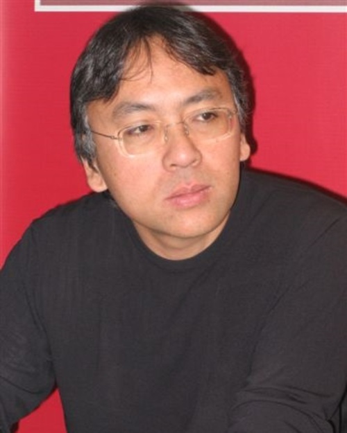 2017 - O britânico Kazuo Ishiguro venceu o Nobel por seus romances emocionais e contidos. Em obras como Os Vestígios do Dia, reflete sobre memória, arrependimento e dignidade em narrativas intimistas e envolventes.