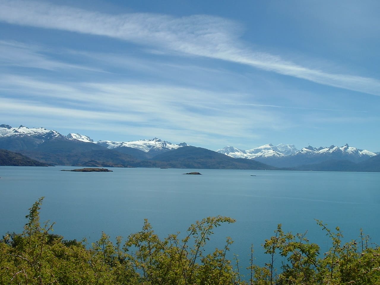 Este lago binacional, conhecido como Lago General Carrera no Chile e Lago Buenos Aires na Argentina, é o segundo maior da América do Sul, com uma área de 1.850 km².