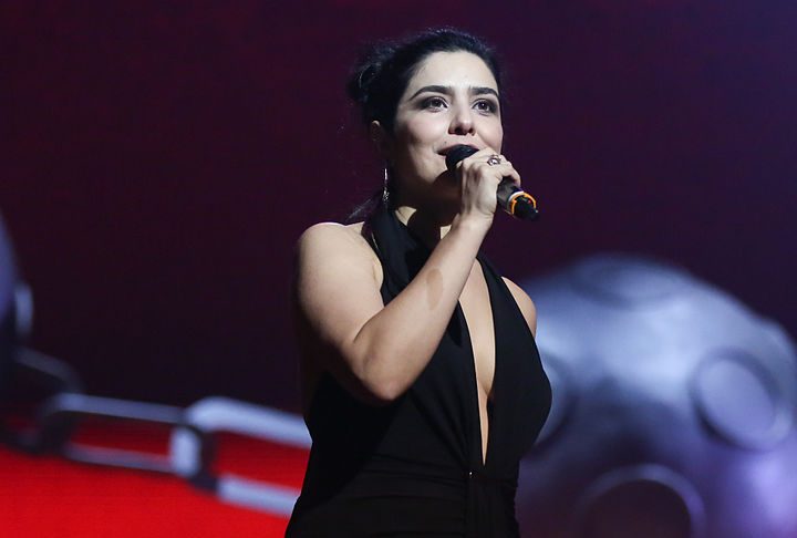 Ela também se aventurou na música e chegou a gravar a música 