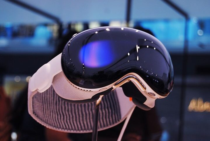 Hoje, os principais modelos incluem o Microsoft HoloLens (focado em aplicações empresariais e industriais), o Magic Leap (com ênfase em entretenimento e criatividade) e o mais recente Apple Vision Pro (foto), que combina realidade aumentada (RA) e RV.