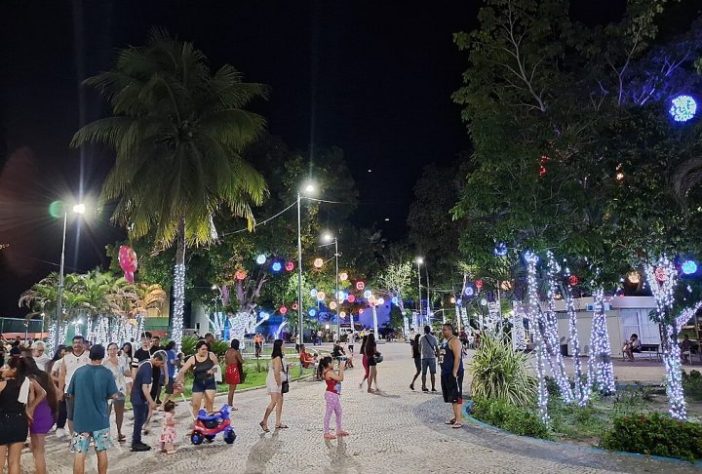 Orla da Praia de Ponta Negra, em Manaus, à noite