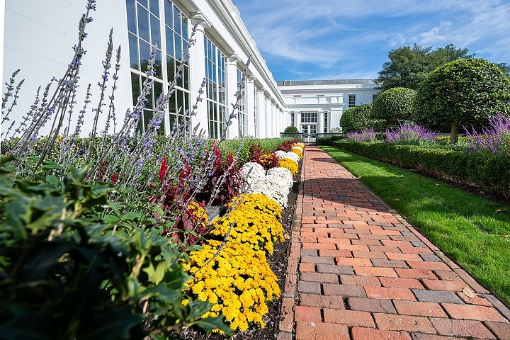 No seu primeiro mandato, a então primeira-dama, Melania Trump, supervisionou uma reforma no famoso Rose Garden, alterando seu design tradicional.