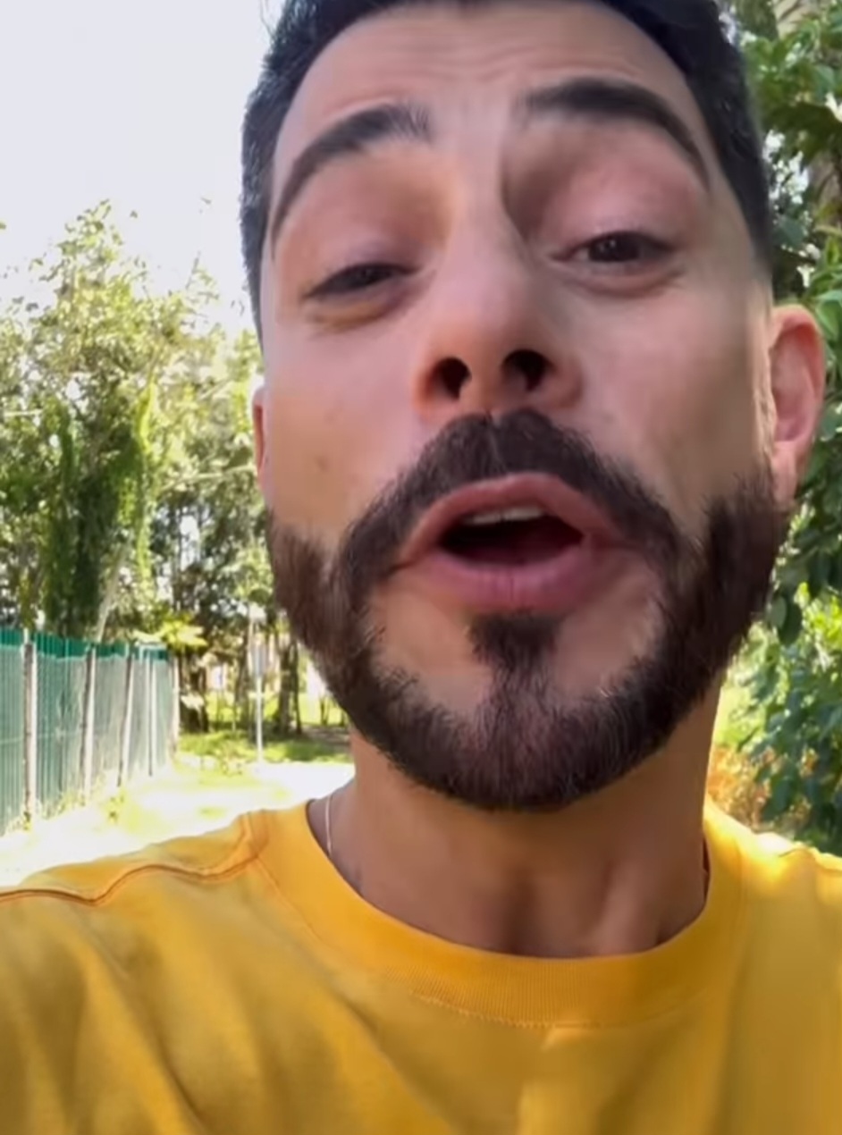 Recentemente, Evaristo chamou atenção nas redes sociais por causa do desabafo sobre seus desafios com a doença de Crohn. A condição fez com que ele perdesse mais de 20 quilos em um curto período de três semanas. 