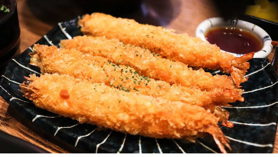 Um dos locais brasileiros em que o consumo do camarÃ£o chama a atenÃ§Ã£o Ã© justamente o Nordeste. Por lÃ¡, eles podem aparecer empanados na farinha de tapioca, um elemento regional que dÃ¡ mais crocÃ¢ncia ao prato.