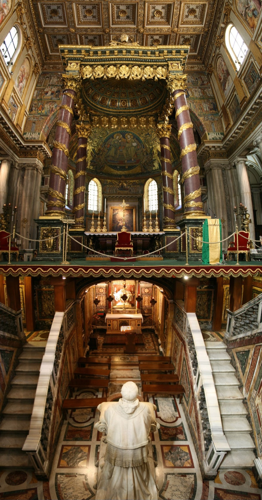 No interior, a igreja é ricamente decorada com mosaicos do século V, tetos dourados e capelas luxuosas. O destaque vai para o arco triunfal e o presépio esculpido por Arnolfo di Cambio. Ao todo, estão sepultados ali três papas: Nicolau IV, Sisto V e Paulo V.
