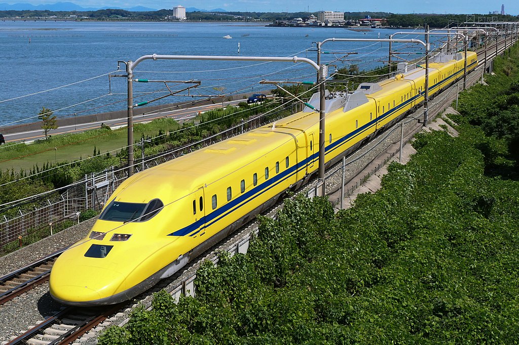 Além disso, existe a divisão Kawasaki Heavy Industries, que atua em setores como aeronáutica, construção naval e trens de alta velocidade, como o Shinkansen.