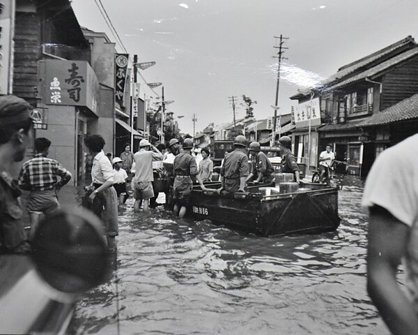 O devastador tufão Vera, em setembro de 1959, causou a morte de mais de 5 mil pessoas e deixou 39 mil feridos. A partir dali, o governo japonês começou a investir em planos efetivos contra inundações.