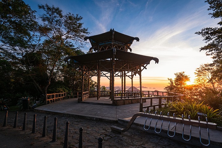A Vista Chinesa, de onde se tem uma das mais belas panorâmicas do Rio, também é outro ponto turístico muito visitado da floresta.