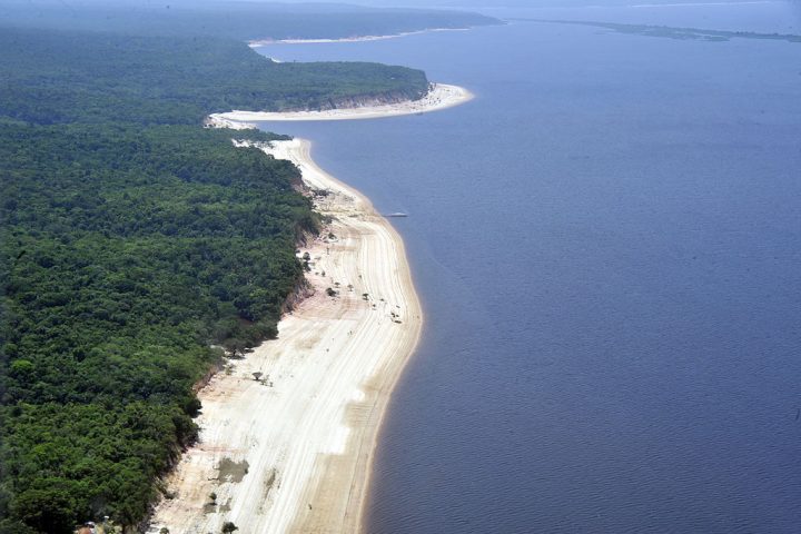 E estuário, quando o rio deságua em um único canal largo, geralmente influenciado por marés (ex.: Rio Amazonas).