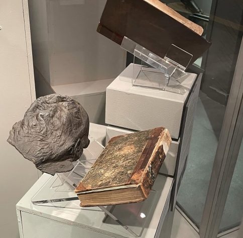 Museu da Inglaterra descobre livro feito com pele de assassino