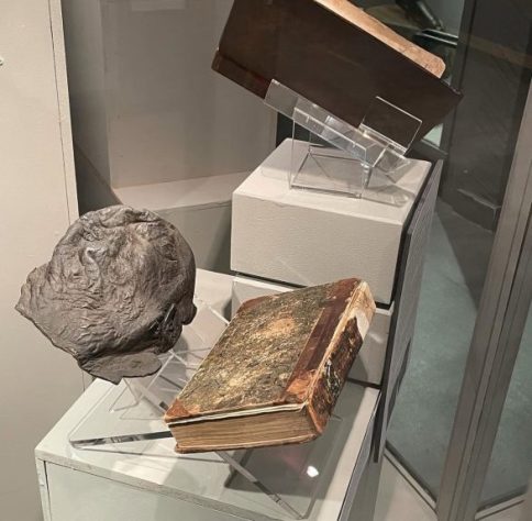 Museu da Inglaterra descobre livro feito com pele de assassino