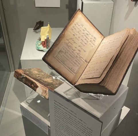 Museu da Inglaterra descobre livro feito com pele de assassino