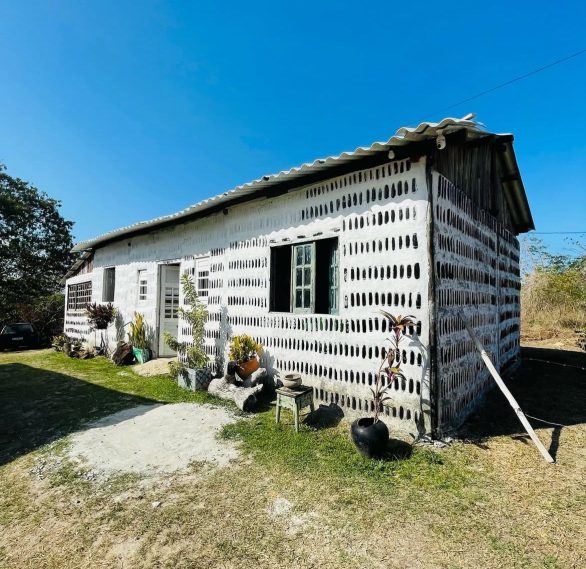 Mãe e filha constroem casa com milhares de garrafas de vidro