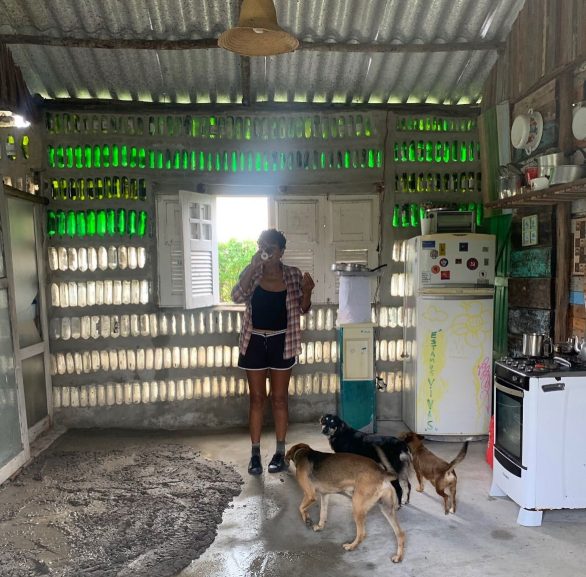 "Nosso diálogo é para que as pessoas, os poderes e empresas entendam quanto é viável e funcional a ecologia e sustentabilidade para replanejar a questão habitacional", disse Maria Gabrielly.-Reprodução/@casadesal.eco