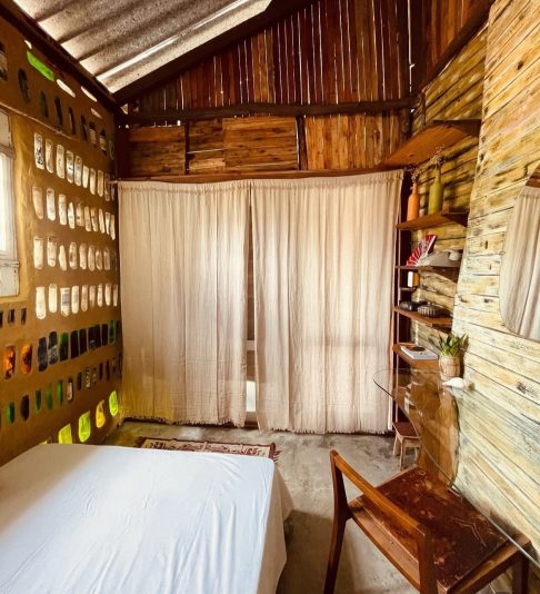 Inspiradas pela avó Severina, que ensinou a reutilizar materiais, mãe e filha já recuperaram mais de 13 mil garrafas, usadas na construção da casa e em eco-lixeiras comunitárias.-Reprodução/@casadesal.eco