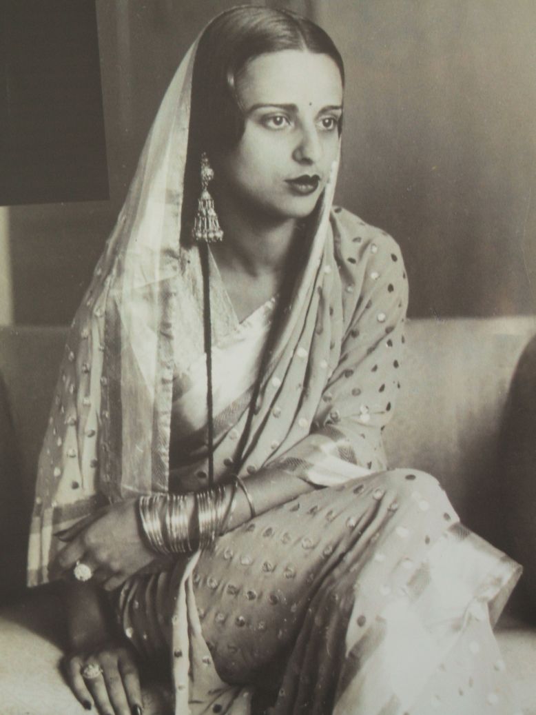 O recorde de obra de arte mais cara da Ãndia moderna pertencia a â??The Story Tellerâ?, de 1937, de autoria de Amrita Sher-Gil. 
