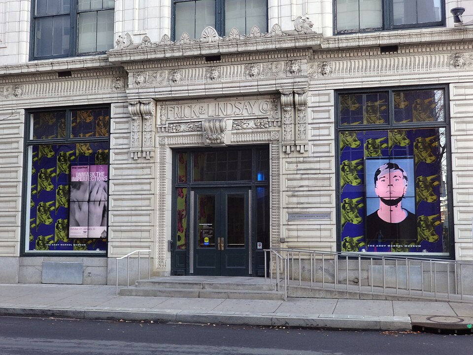 A retrospectiva ofereceu um passeio por todas as fases da carreira de um dos artistas mais célebres do século 20. O público teve acesso a mais de 600 trabalhos de Warhol, todos integrantes do acervo The Andy Warhol Museum, de Pittsburgh, a maior instalação dedicada a um único artista nos Estados Unidos.
