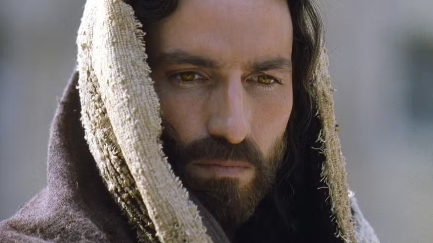 Caviezel é declaradamente católico e, durante as filmagens de "A Paixão de Cristo", ele recebeu visitas de um padre para a confissão e a comunhão. Caviezel tinha 33 anos na época (a idade de Cristo) e duas iniciais são JC, assim como Jesus Cristo. Quando ele comentou isso, Mel Gibson reagiu: "Você está me assustando".  - Divulgação