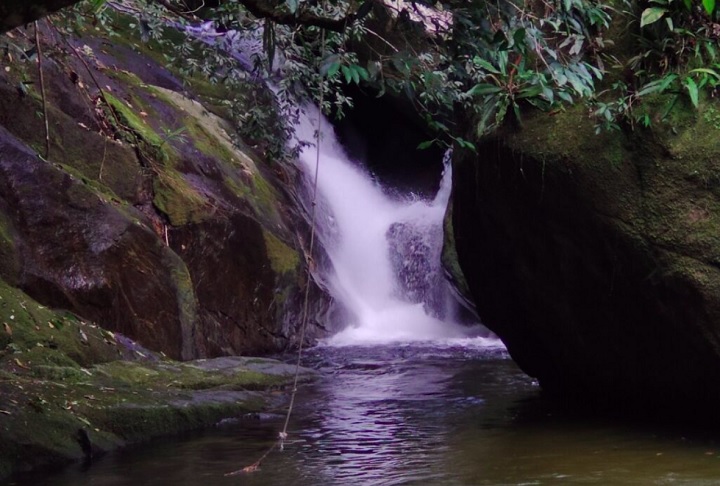 Para deixar tudo melhor, tem até uma cachoeira de água doce que fica bem pertinho da praia!