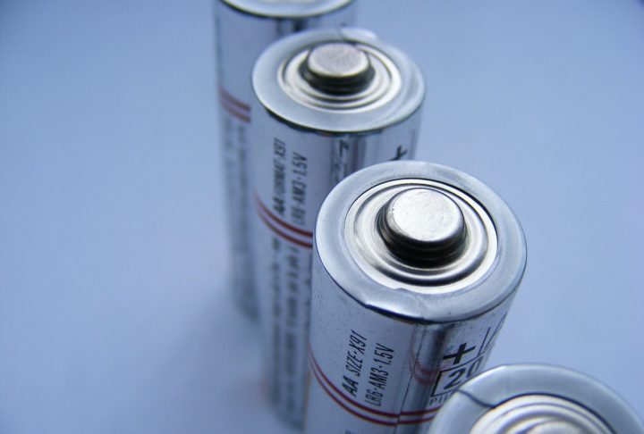Apesar das limitações atuais em relação à potência, os cientistas acreditam que versões futuras da bateria poderão ter maior capacidade energética, ampliando ainda mais seu uso. 