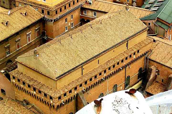 O conclave acontece dentro da Capela Sistina, no Vaticano, entre 15 e 20 dias após a morte do papa. Dessa forma, a escolha do sucessor do Papa Francisco deve ter seu início entre 6 e 11 de maio. Entre os 252 cardeais atuais, 135 tem menos de 80 anos e estão aptos a votar no novo líder da Igreja Católica.
- Domínio Público/Wikimédia Commons