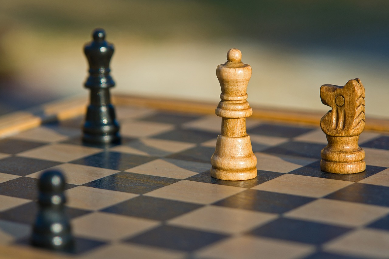 As similaridades entre o chaturanga e o Xiangqi, considerado a versão chinesa do xadrez, indicam que eles poderiam ter se influenciado mutuamente através do contato entre as civilizações através da rota da seda.