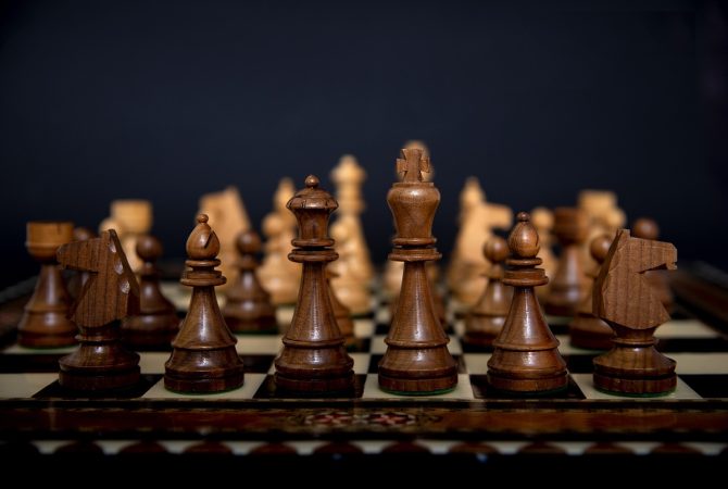 Xadrez envolve estratégia, lógica e controle; conheça sua origem