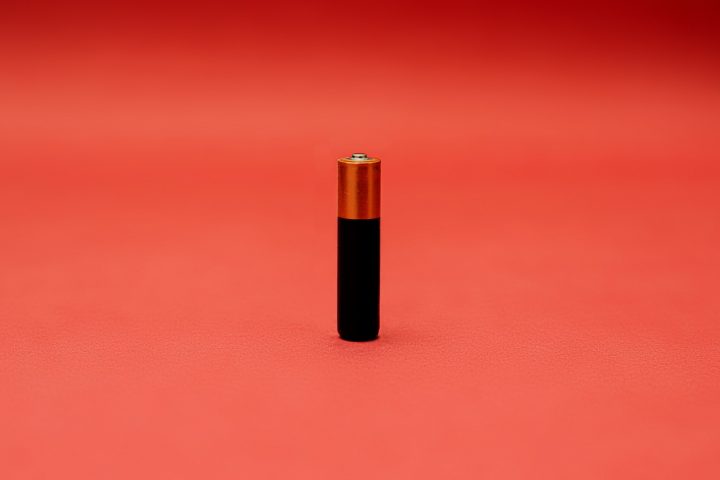 Feita a partir da decomposição radioativa do carbono-14 (um isótopo usado na datação de materiais arqueológicos), a bateria é capaz de gerar energia limpa e durável. 