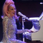 Lady Gaga também é pianista