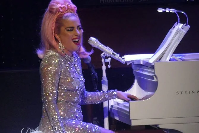 Lady Gaga, Elton John, Diana Krall… Os cantores que são pianistas