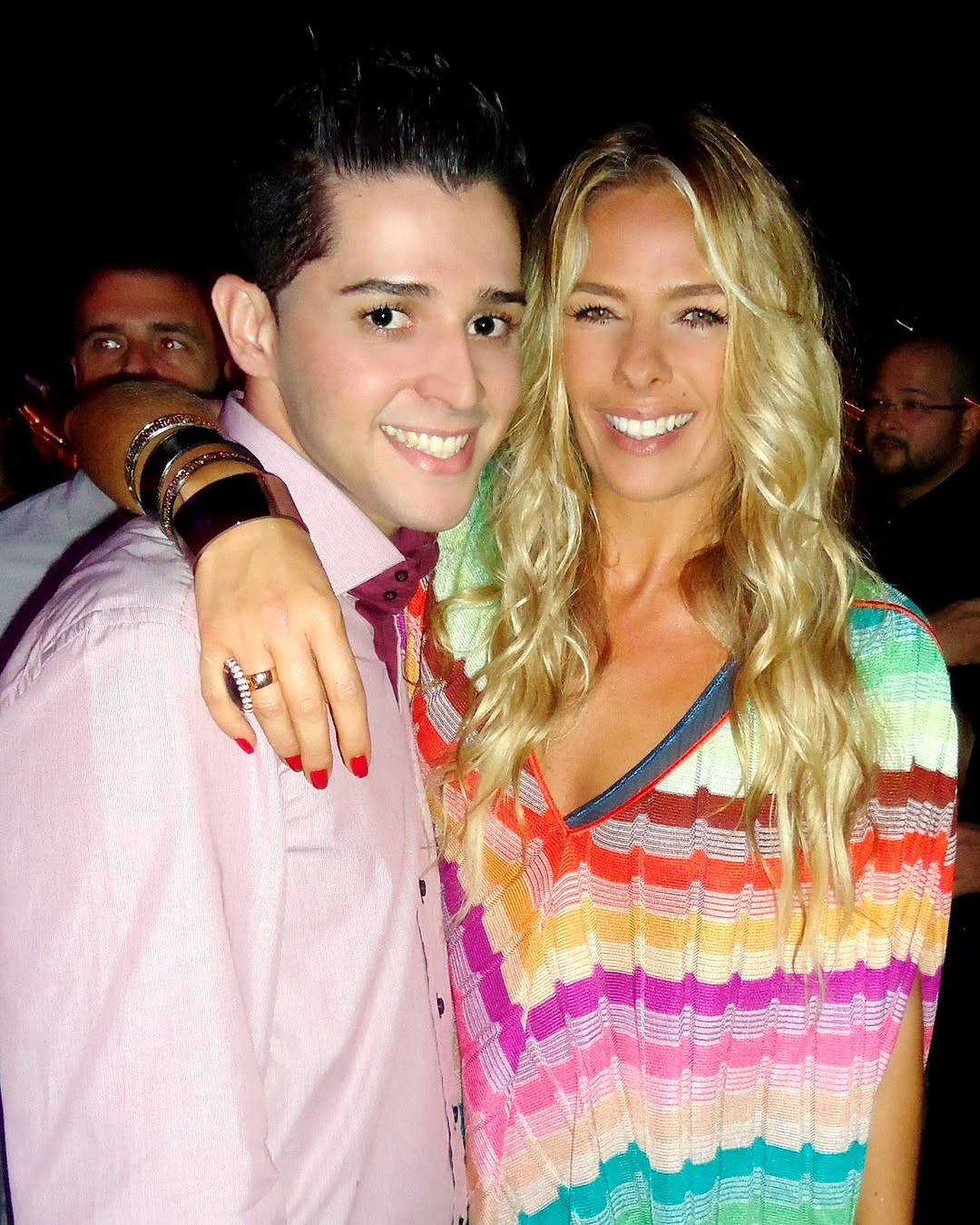 Responsável pela Central de Fãs Galisteu, Lucas Hit encontrou a foto de Galisteu vestida apenas com trajes íntimos quando fazia a organização do acervo da apresentadora.  O ensaio foi realizado em uma marina, no Guarujá, litoral sul de São Paulo.

