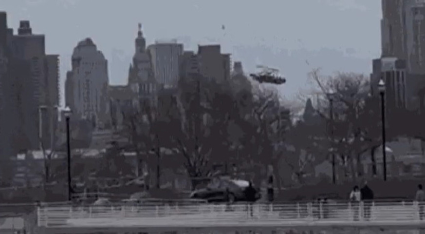 Segundo o prefeito de Nova York, Eric Adams, o helicóptero era destinado a passeios de turismo e estava transportando visitantes da Espanha - três adultos e três crianças. A aeronave havia decolado de um heliponto de Nova York.