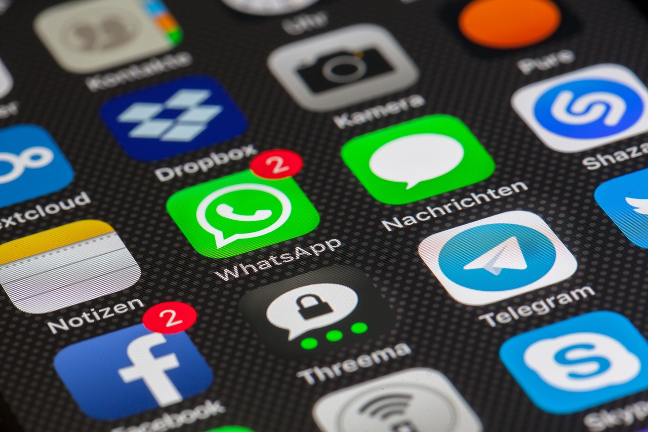 A política de atualização do WhatsApp segue uma lógica técnica e estratégica. A empresa realiza revisões periódicas nos sistemas operacionais e aparelhos que continuam recebendo suporte dos fabricantes.