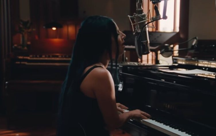 Os cantores que também são pianistas 