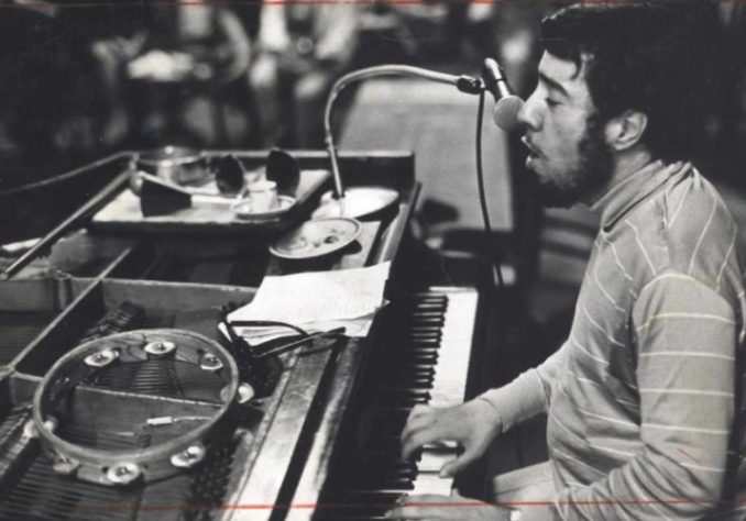 Os cantores que também são pianistas 